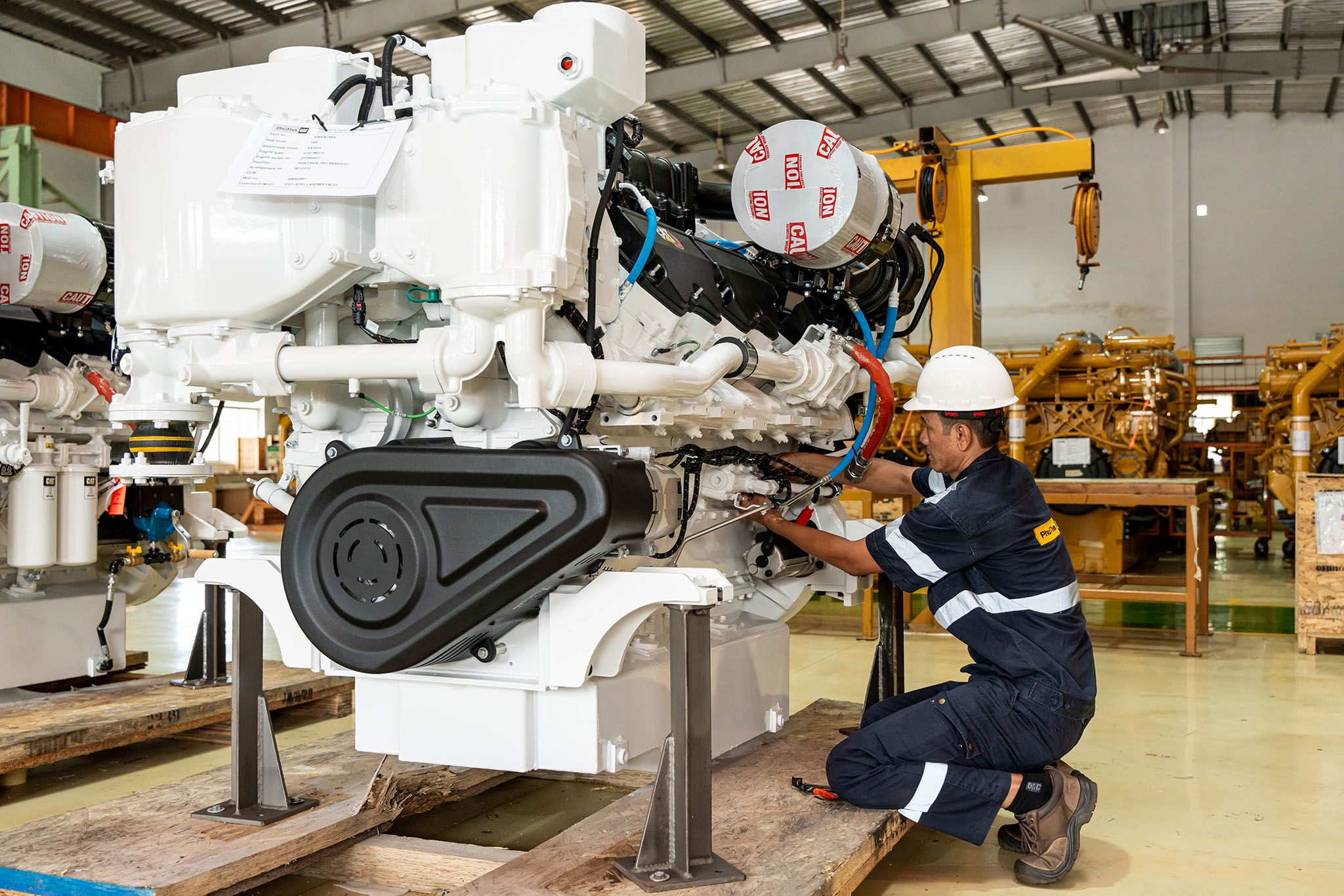 ĐỘNG CƠ THỦY CAT® C32 SƠN TRẮNG CAO CẤP TỐI ƯU CHO TÀU & DU THUYỀN HẠNG SANG