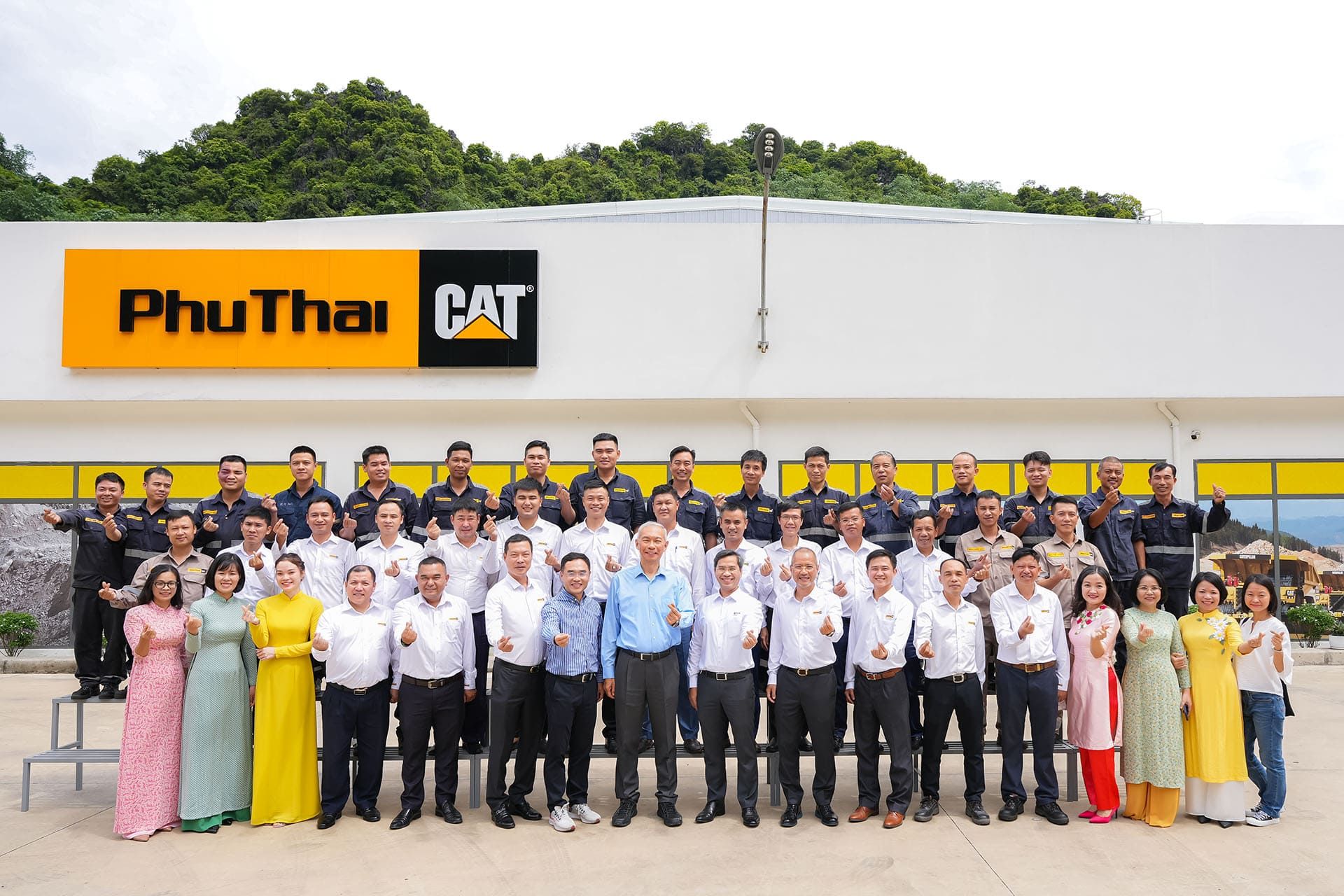 Caterpillar Vice President visit Vietnam