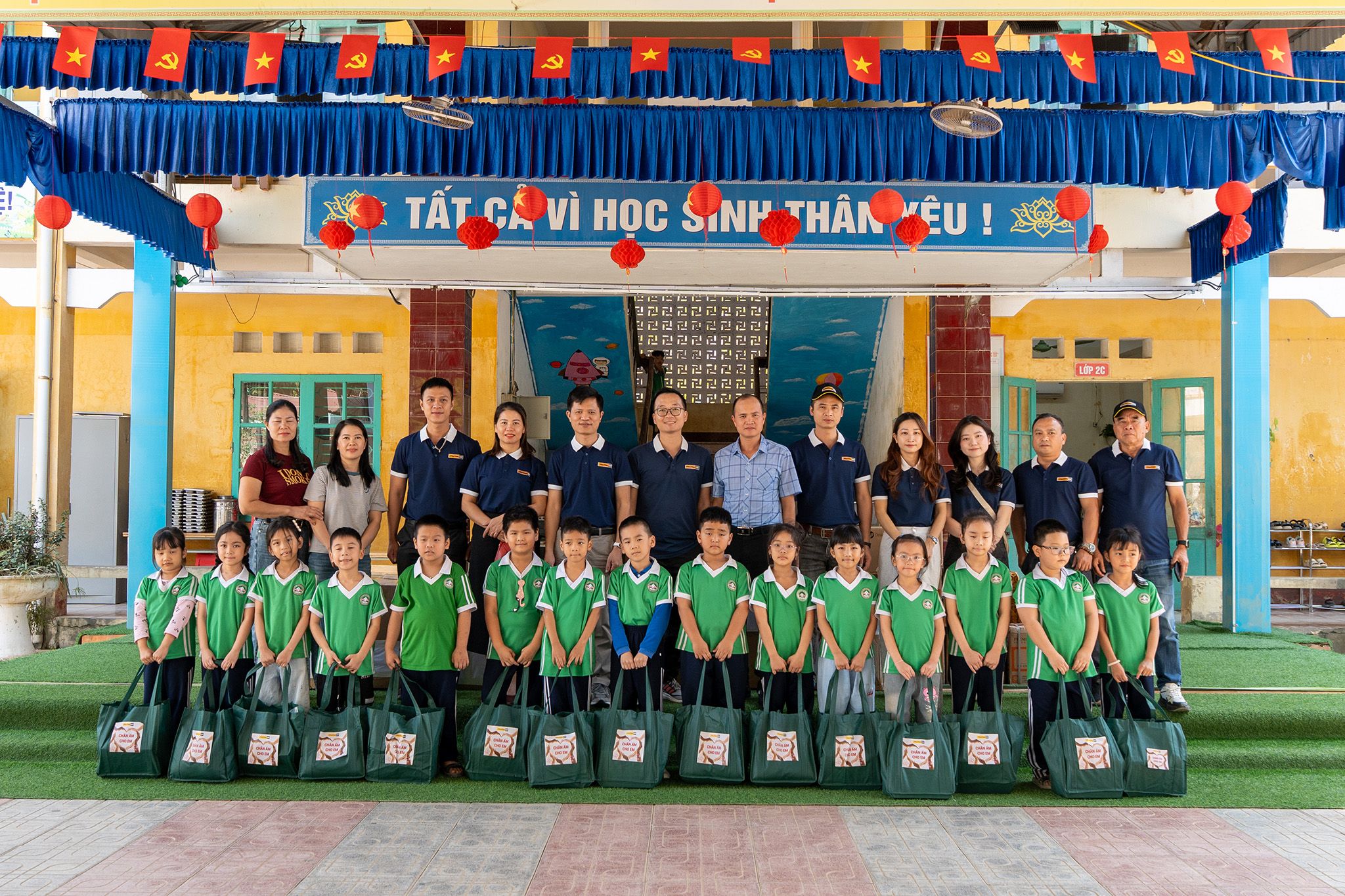 PHÚ THÁI CAT CAM KẾT VÌ CỘNG ĐỒNG: HỖ TRỢ 160 TRIỆU ĐỒNG CHO CÁC ĐIỂM TRƯỜNG VÙNG LŨ MIỀN BẮC