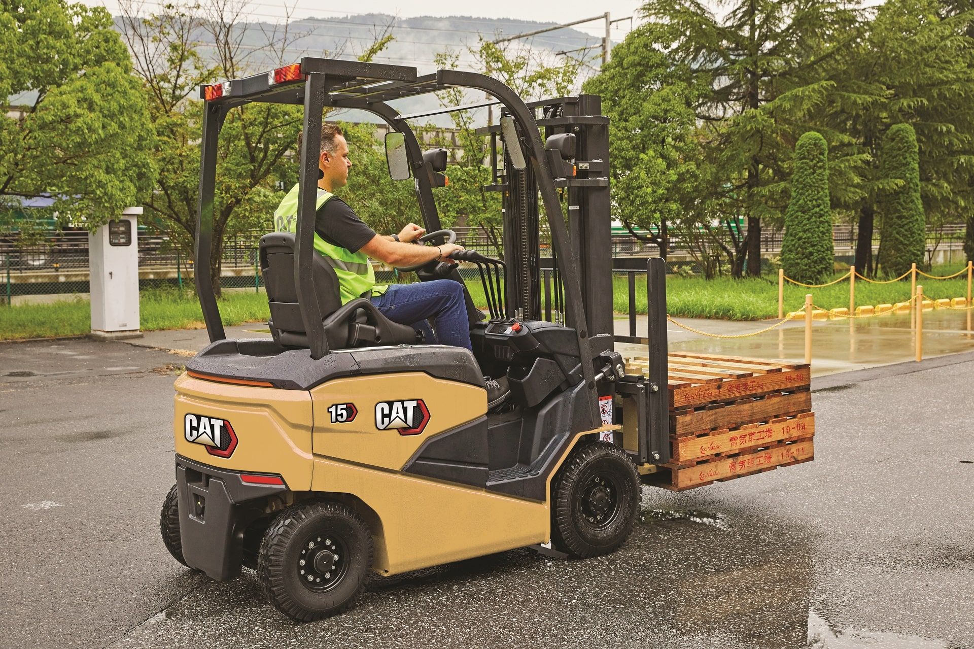 Giải pháp Xe nâng điện Cat®: Chiến lược Kho hàng Xanh & Mục tiêu Net Zero 2050