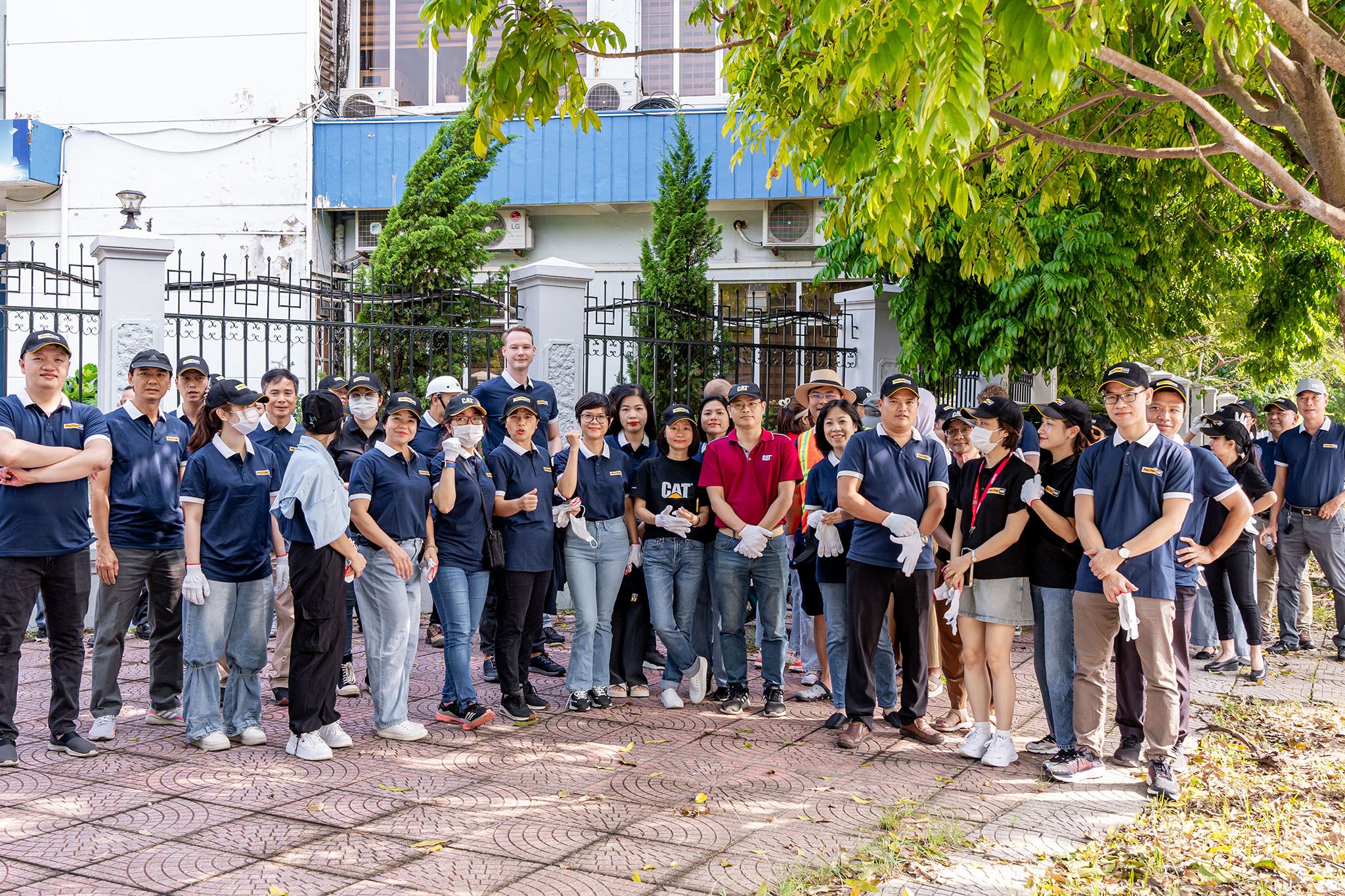PHÚ THÁI CAT CHUNG TAY DỌN DẸP CÂY ĐỔ SAU BÃO YAGI
